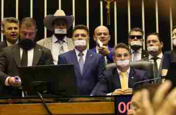  Oposição ocupa plenários por anistia a 8/1 e impeachment de Moraes 